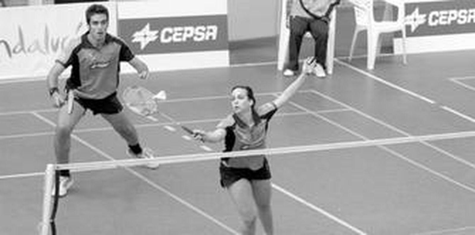 Haideé Ojeda (d) golpea el volante con su raqueta ante su compañero David Domínguez, en un momento del dobles mixto del encuentro de ida.