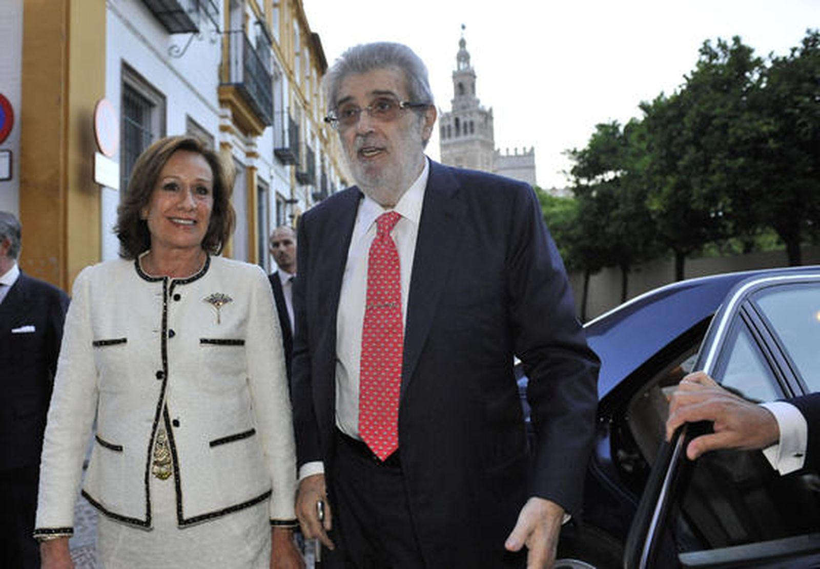Lara con su esposa, Consuelo García Piriz, en el Patio de Banderas de Sevilla en 2014./ Juan Carlos Vázquez