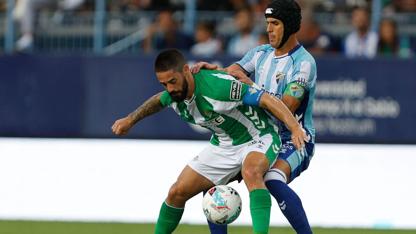 Isco protege el balón ante el malaguista Luismi.