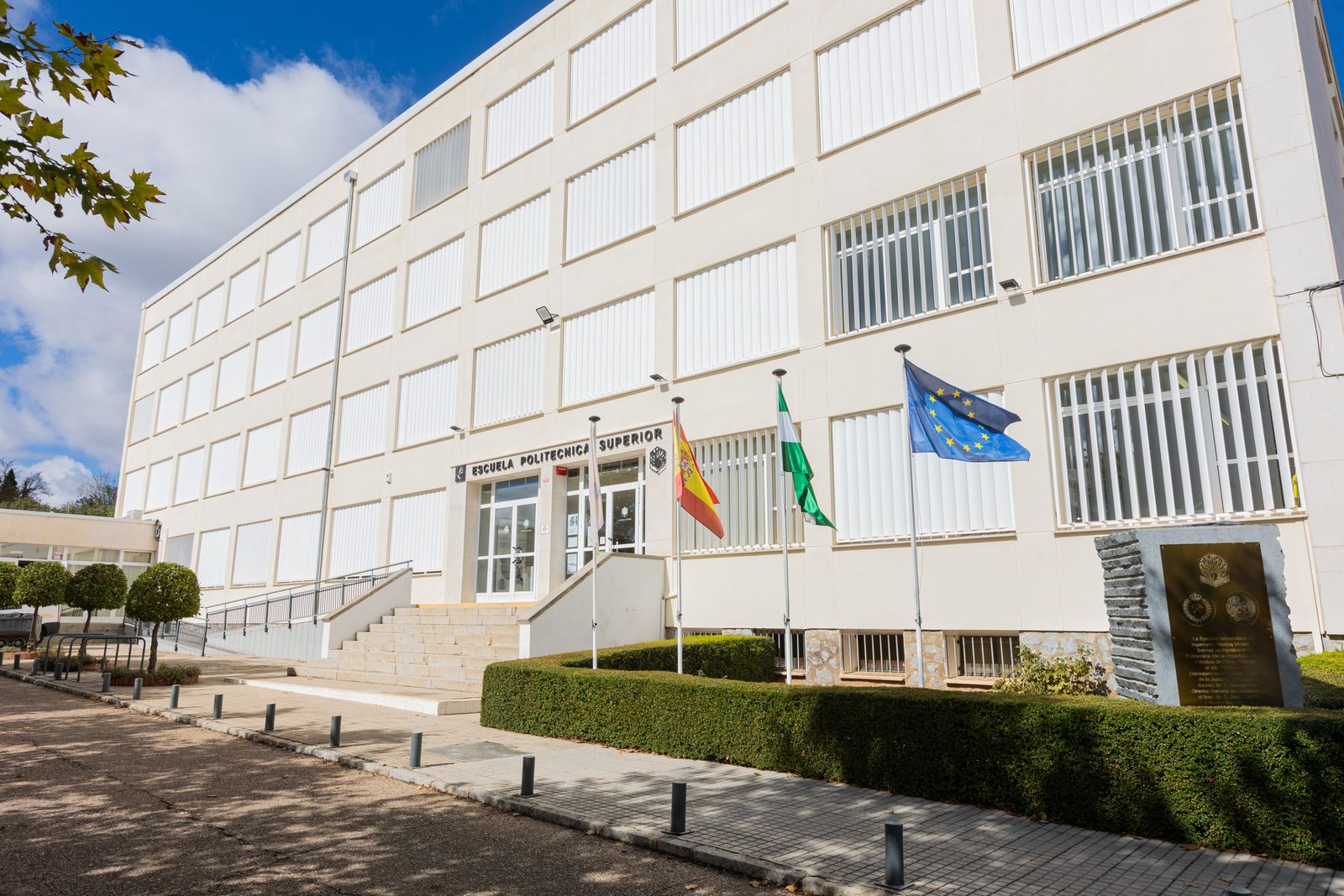 Acceso a la Escuela Politécnica Superior de Belmez.