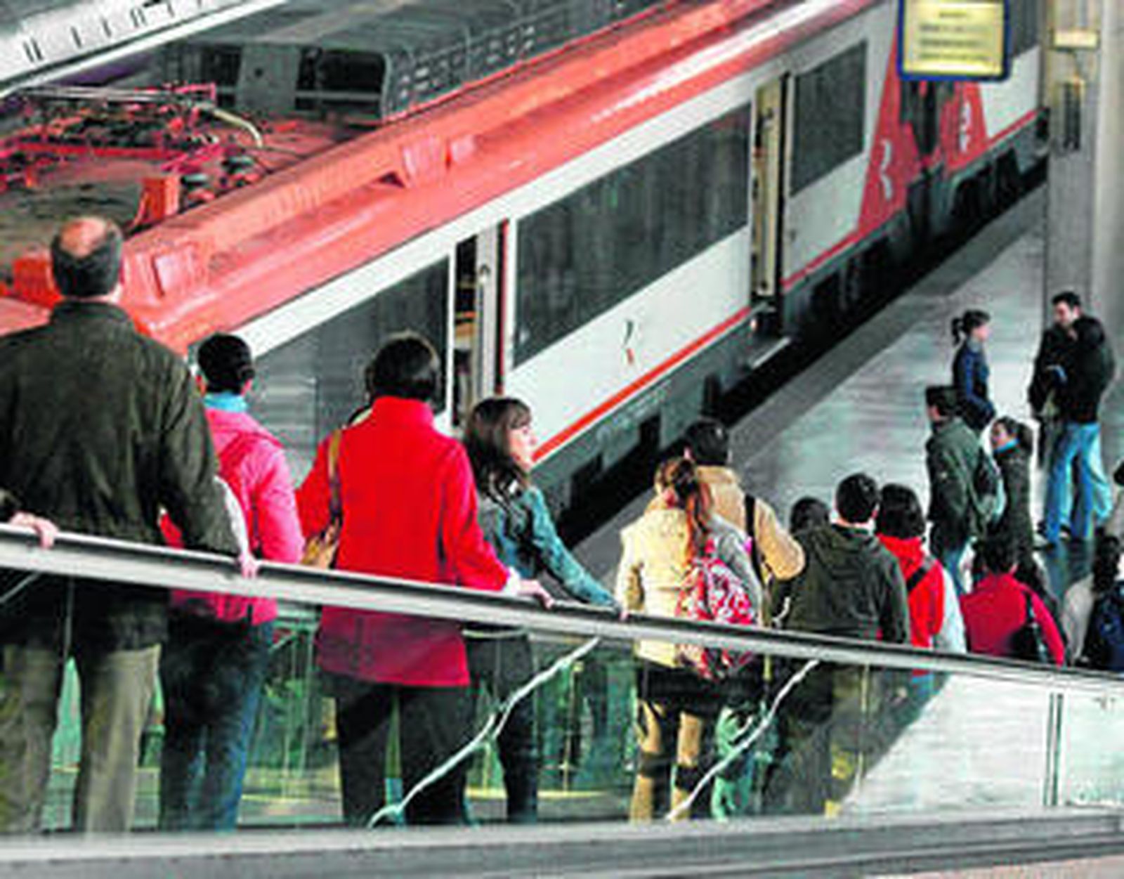 Escalera mecánica de acceso al tren que conecta con Rabanales.