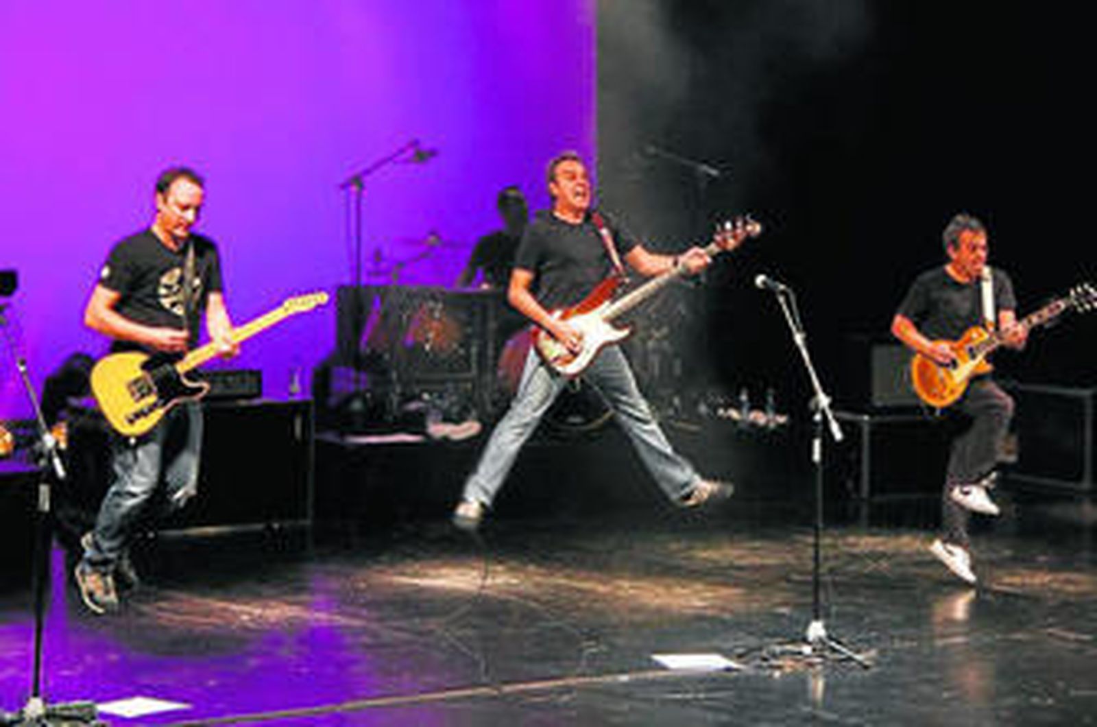 Hombres G durante su gran actuación el viernes en el Auditorio Maestro Padilla.