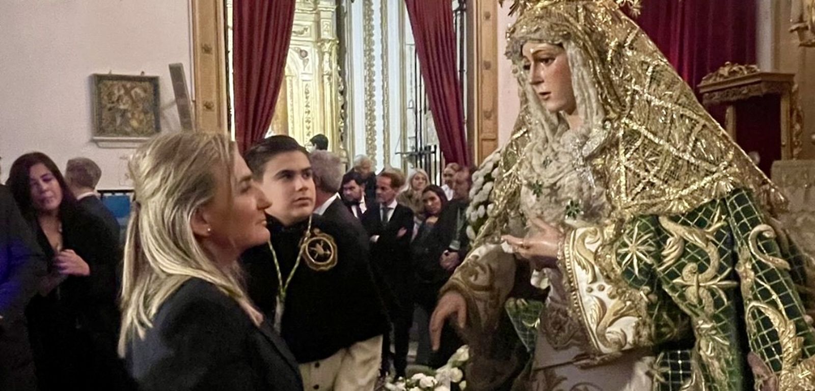 Milagros Tolón en el reciente besamanos de la Macarena en San Gil.