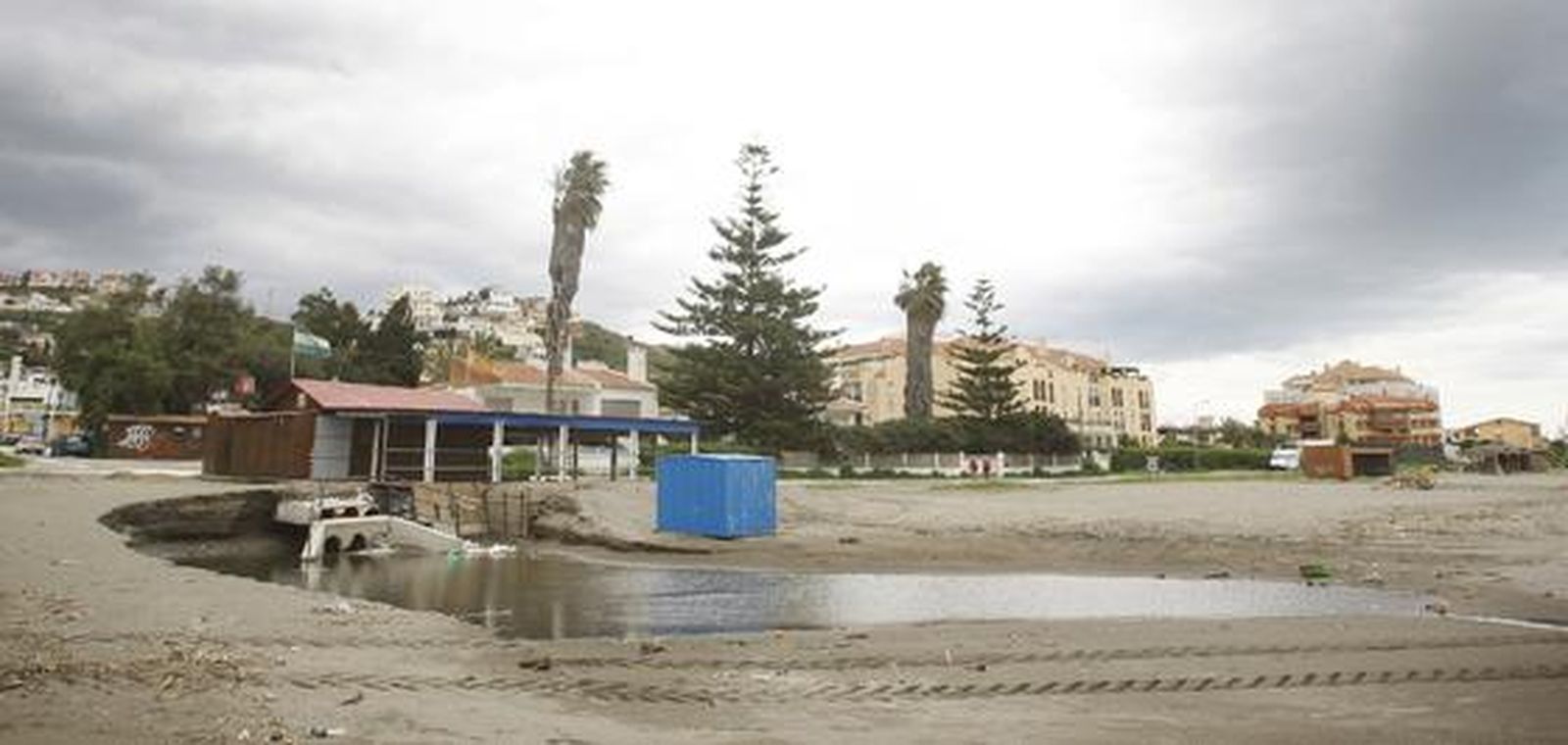 El fuerte temporal de levante ha causado numerosos daños en la zona de la costa.