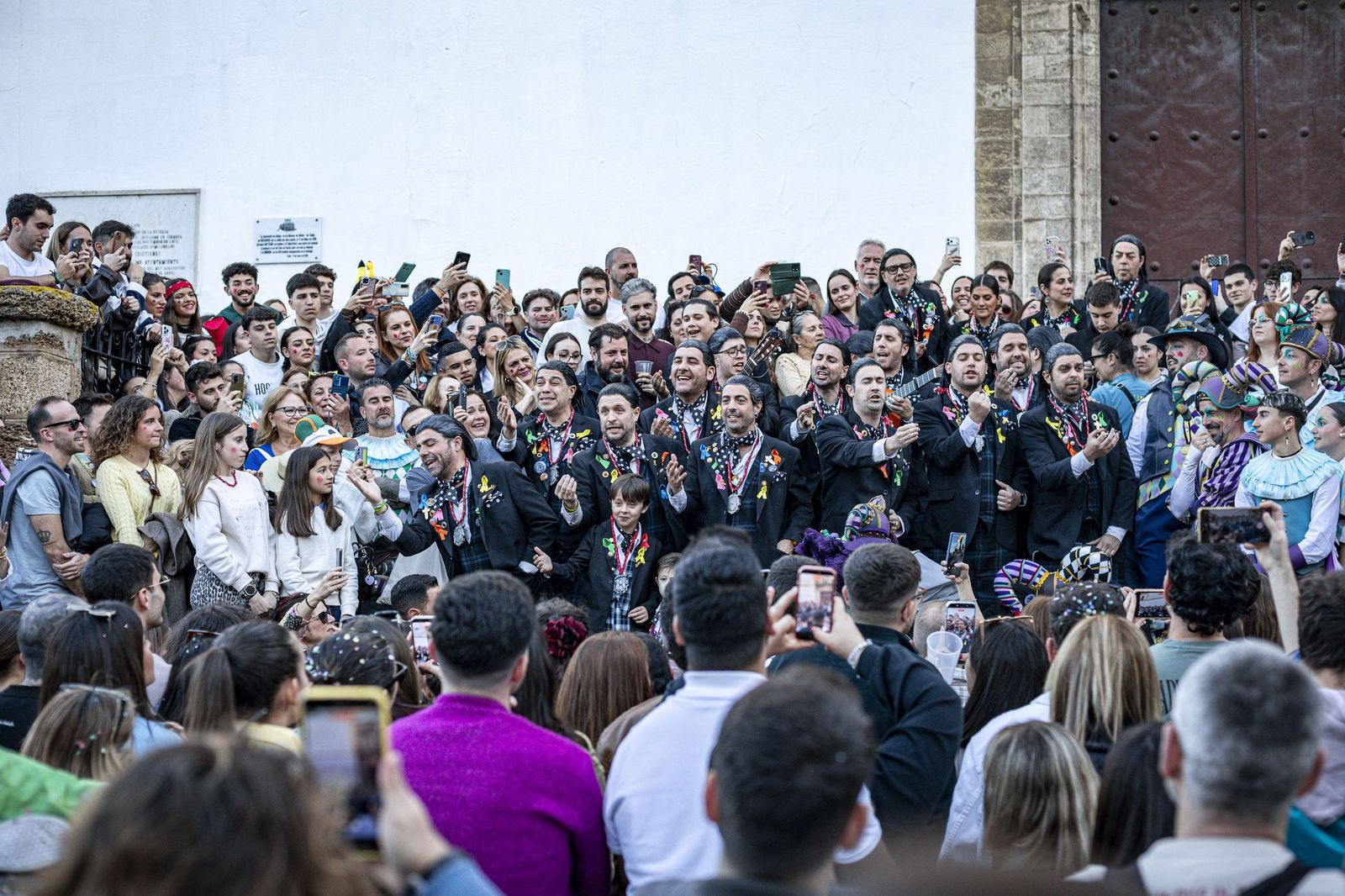 El multitudinario encuentro entre los dos primeros premios del Carnaval de Cádiz, en imágenes
