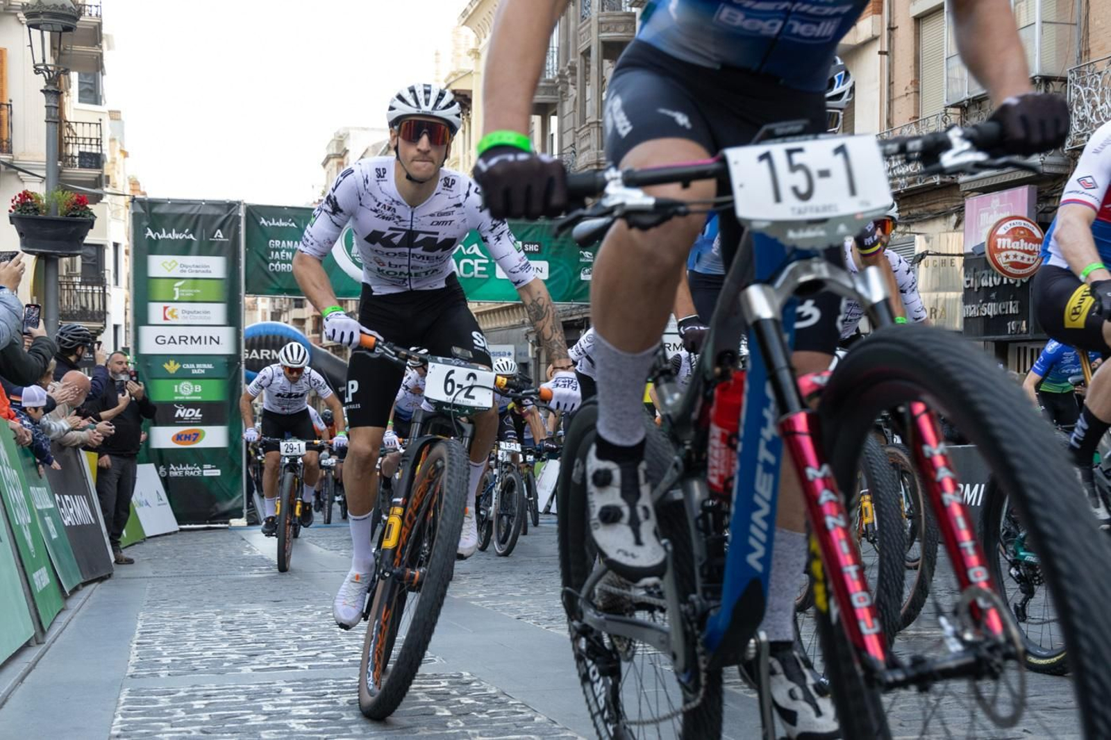 En imágenes: la Andalucía Bike Race dice adiós a Jaén con una etapa marcada por Jabalcuz
