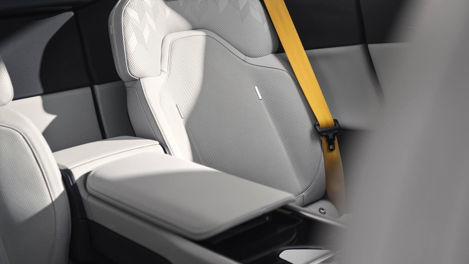 El apoyabrazos situado entre las dos plazas posteriores puede, una vez desplegado, convertirse en un asiento para un quinto ocupante, aunque su confort no será igual que el del resto.