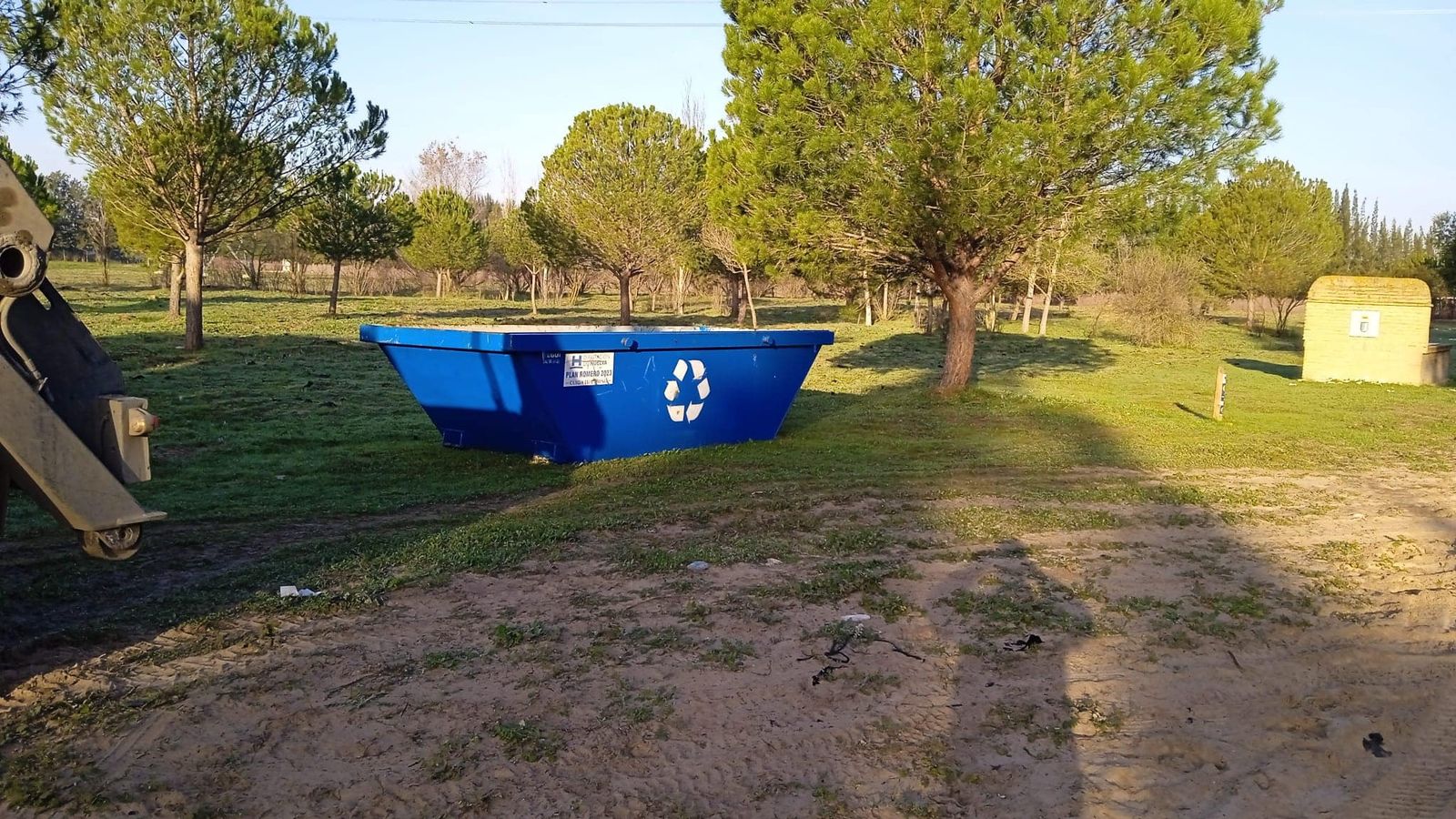 El Ayuntamiento de Almonte ha habilitado cubas para la recogida de residuos.