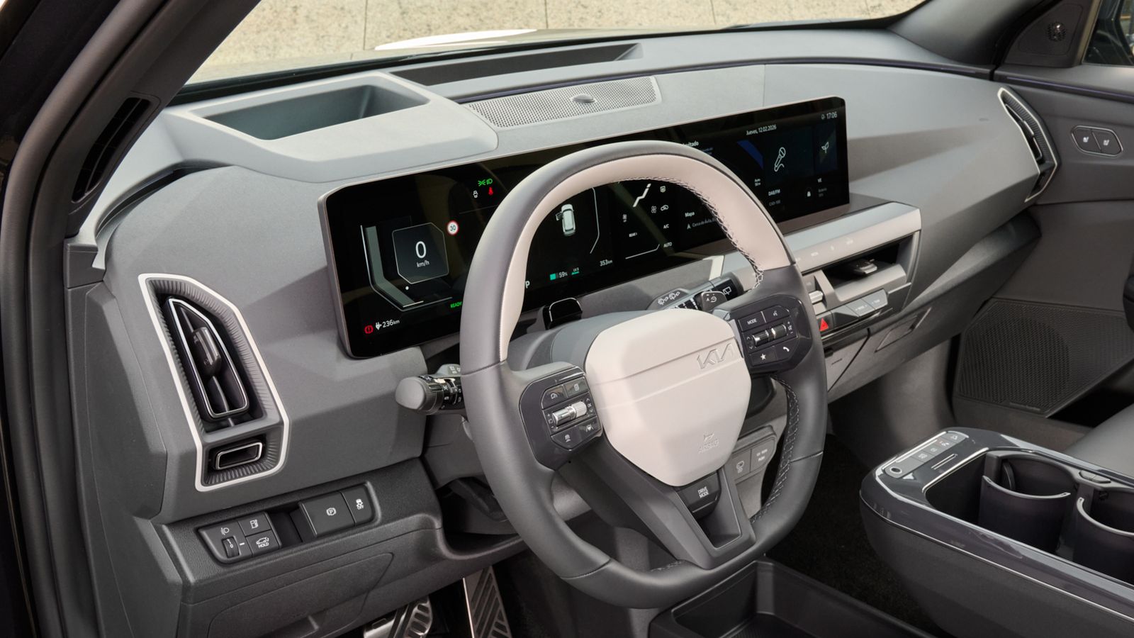 El volante de tres radios es específico del acabado más alto con el que arranca la comercialización. También los detalles en blanco del salpicadero.