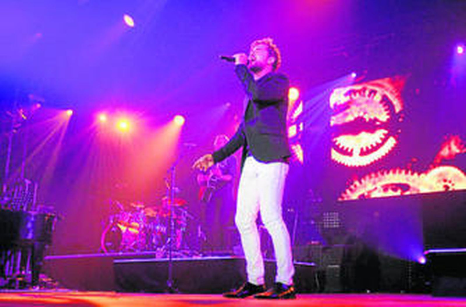 David Bisbal anoche durante el concierto ofrecido en Almería.
