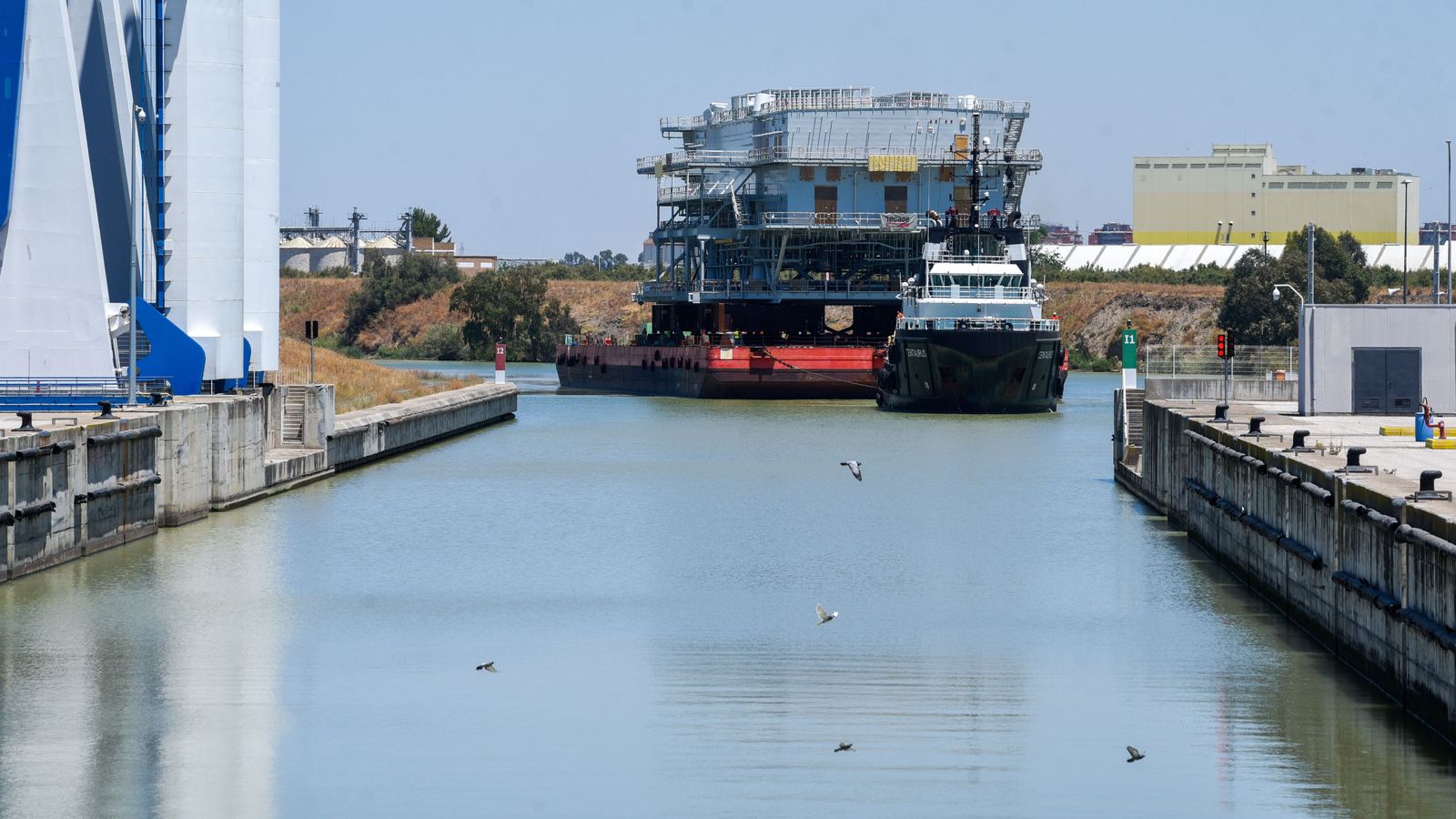 La gigantesca subestación eléctrica fabricada por Tecade sale por la esclusa rumbo a EEUU.