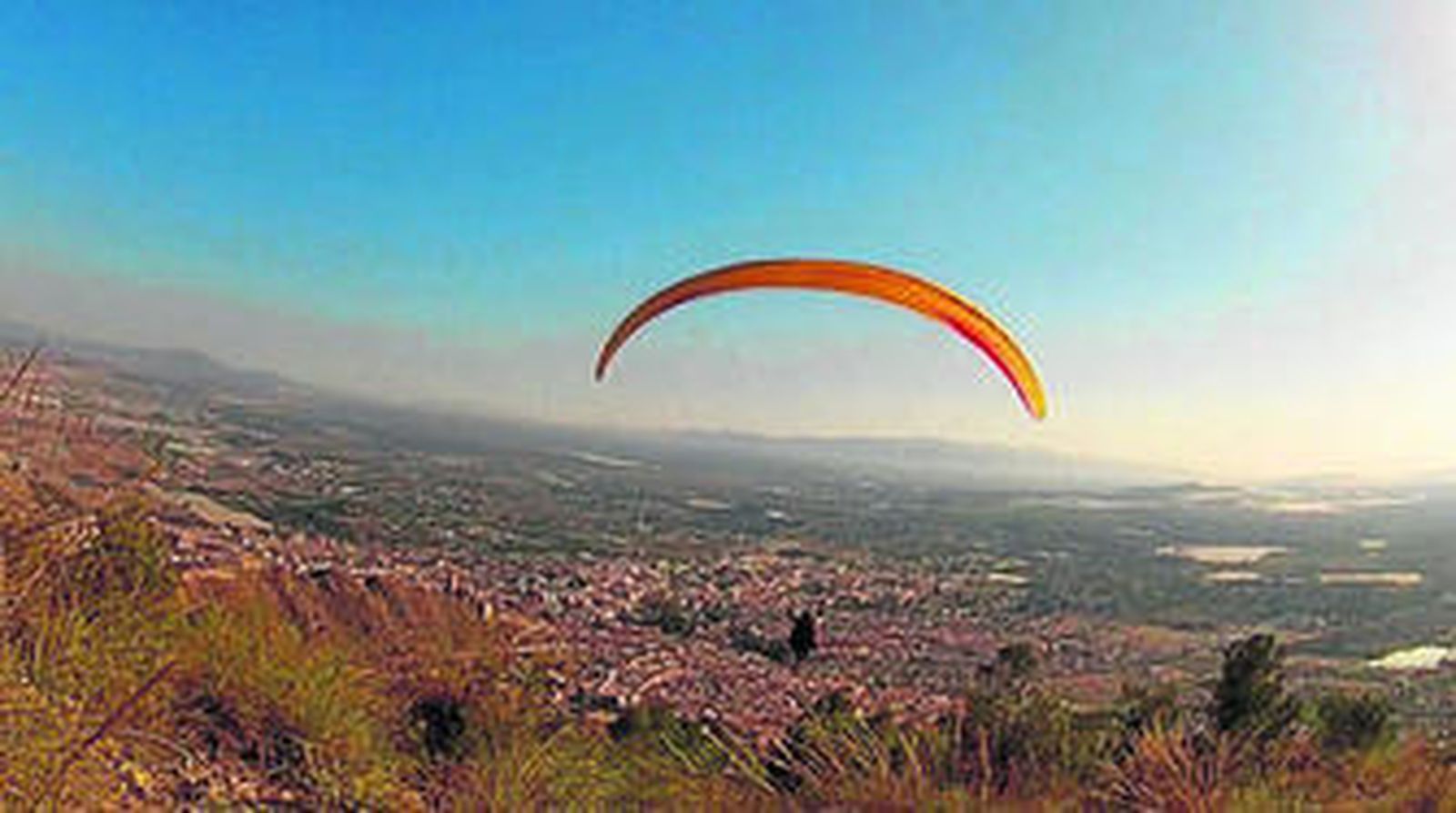 Desde la ladera del monte comienza el vuelo libre hacia la sensación magnífica, inolvidable, de libertad .