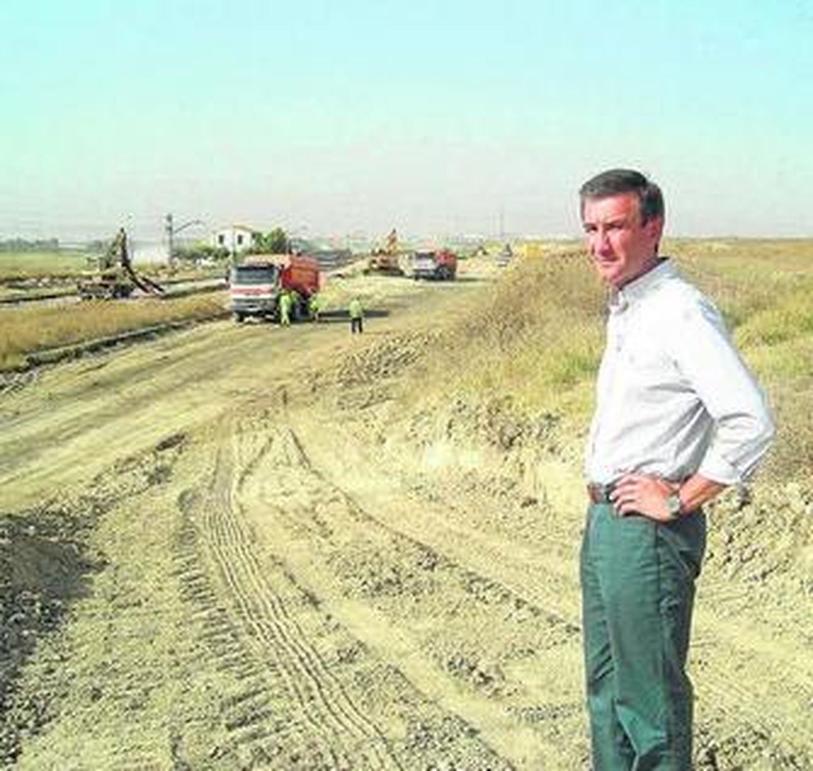 El alcalde de Salteras, Antonio Valverde, en su visita a las obras.