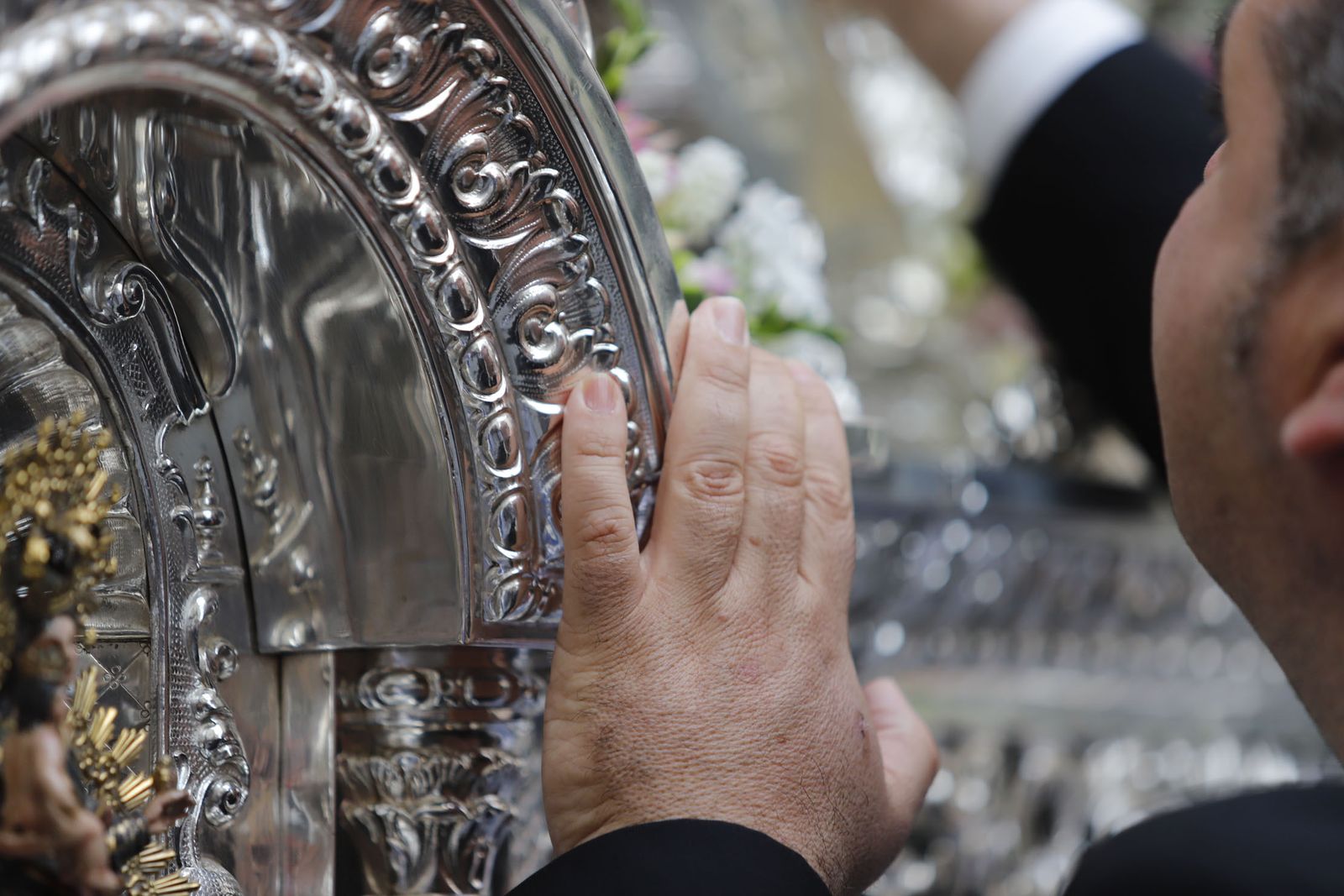 La Hermandad de la Sagrada Lanzada hace su estación de penitencia por las calles de Huelva