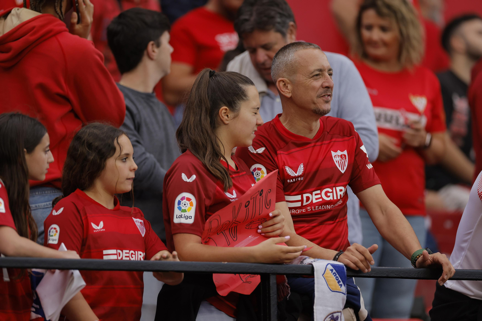 Búscate en las fotos del Sevilla-Juventus
