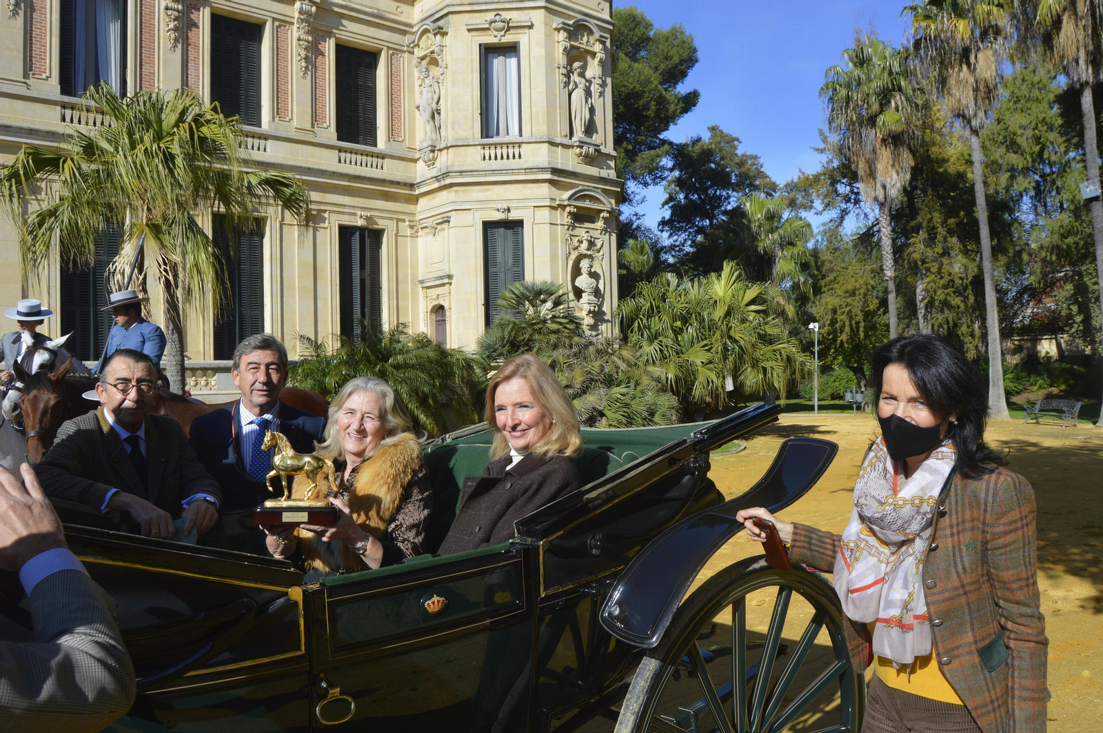 Los hermanos del galardonado, Tomás y Santiago, y Rosario León Domecq, Magdalena Saldaña y Regine Fridli, tras la conclusión el acto.