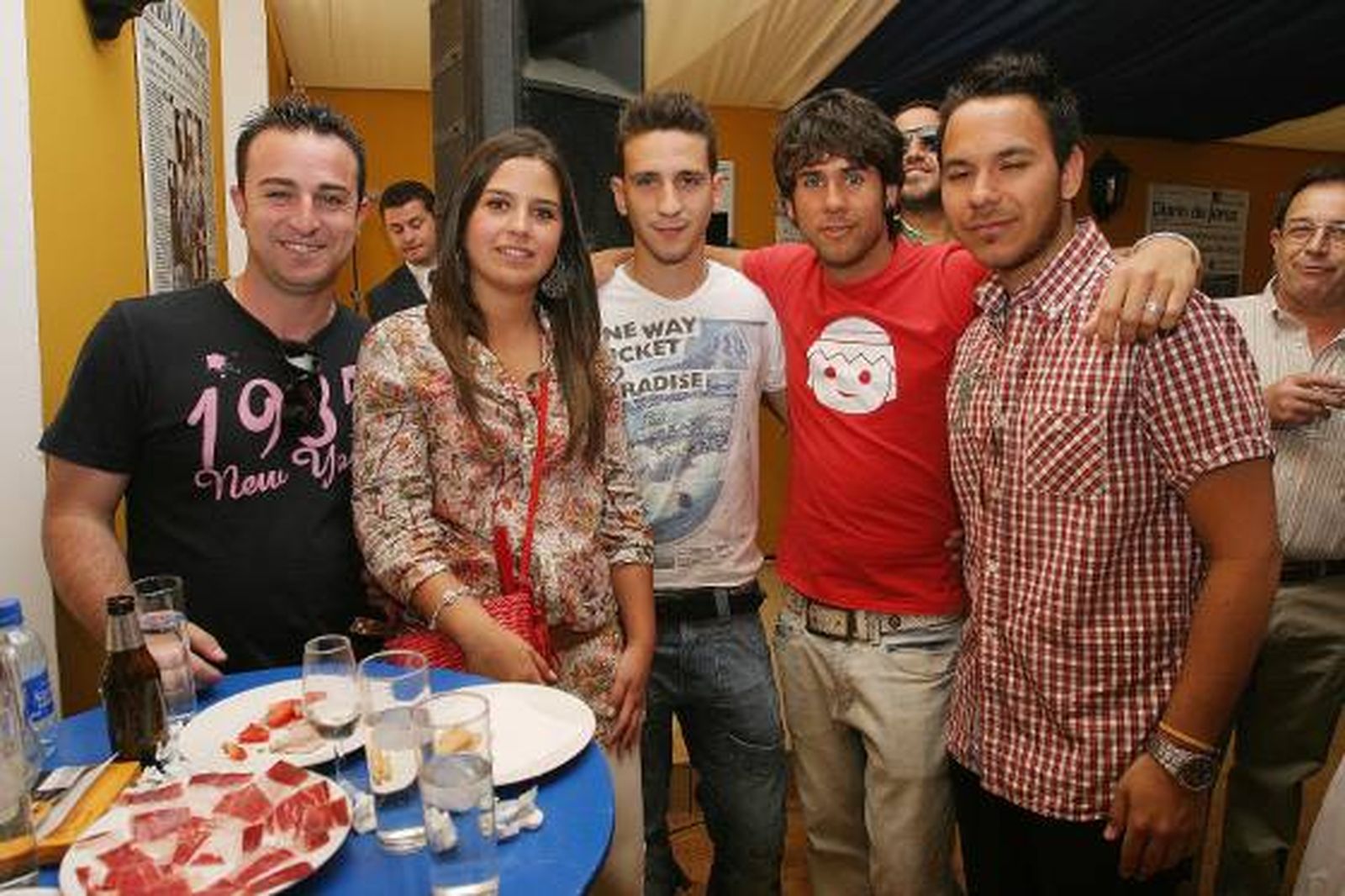 Miguel Ángel Rubiales, gerente de Descansolandia, y algunos trabajadores de la plantilla, junto a Marisa López, del departamento comercial de Diario de Jerez. 

Foto: Vanesa Lobo