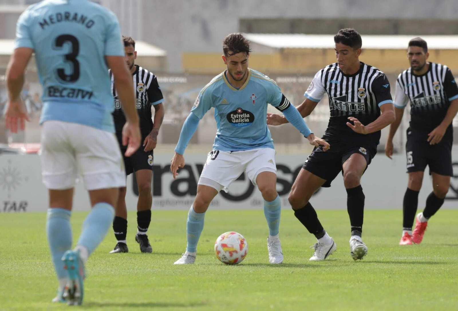 Masllorens presiona al céltico Íker Losada, este domingo