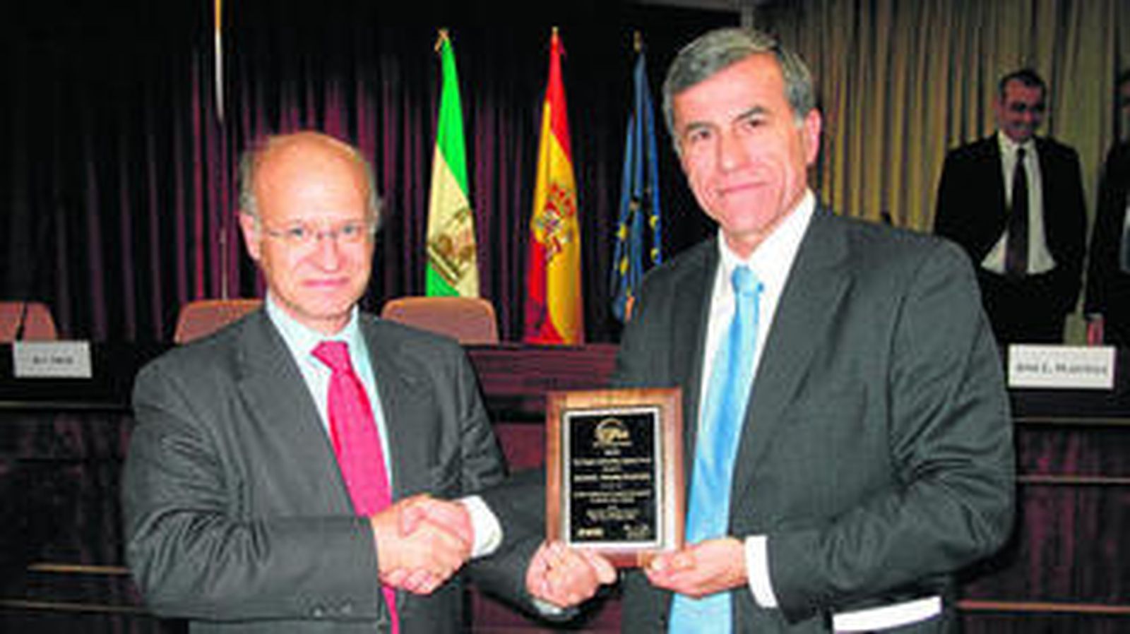 Luis Rouco, presidente del Capítulo Español de la Sociedad de Potencia y Energía del IEEE, entrega el 'Outstanding Engineer Award' (Premio a un ingeniero excepcional) al catedrático Antonio Gómez Expósito.