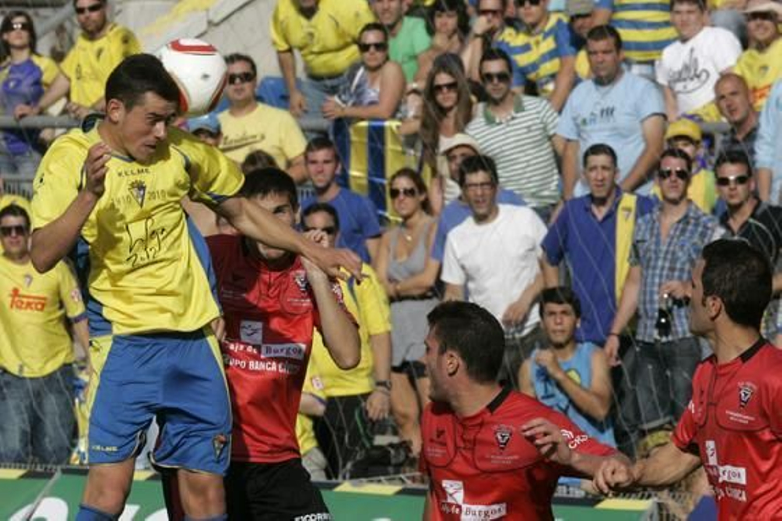 Josemi Caballero remata de cabeza un córner en una de las mejores ocasiones de los amarillos en la primera parte.

Foto: Jesus Marin