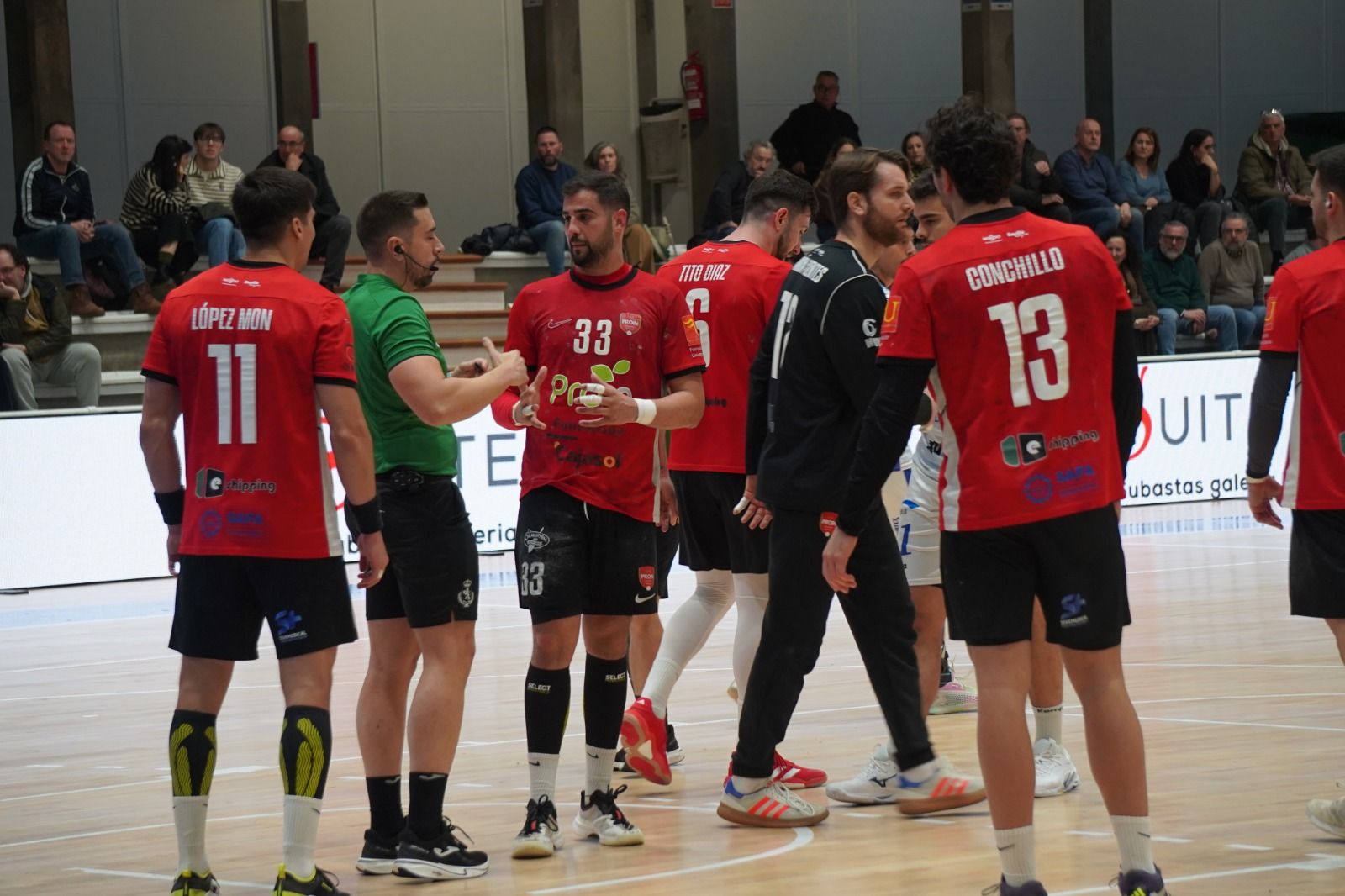 Víctor Deco conversa con el árbitro al finalizar un reciente partido fuera de casa contra el Cisne.