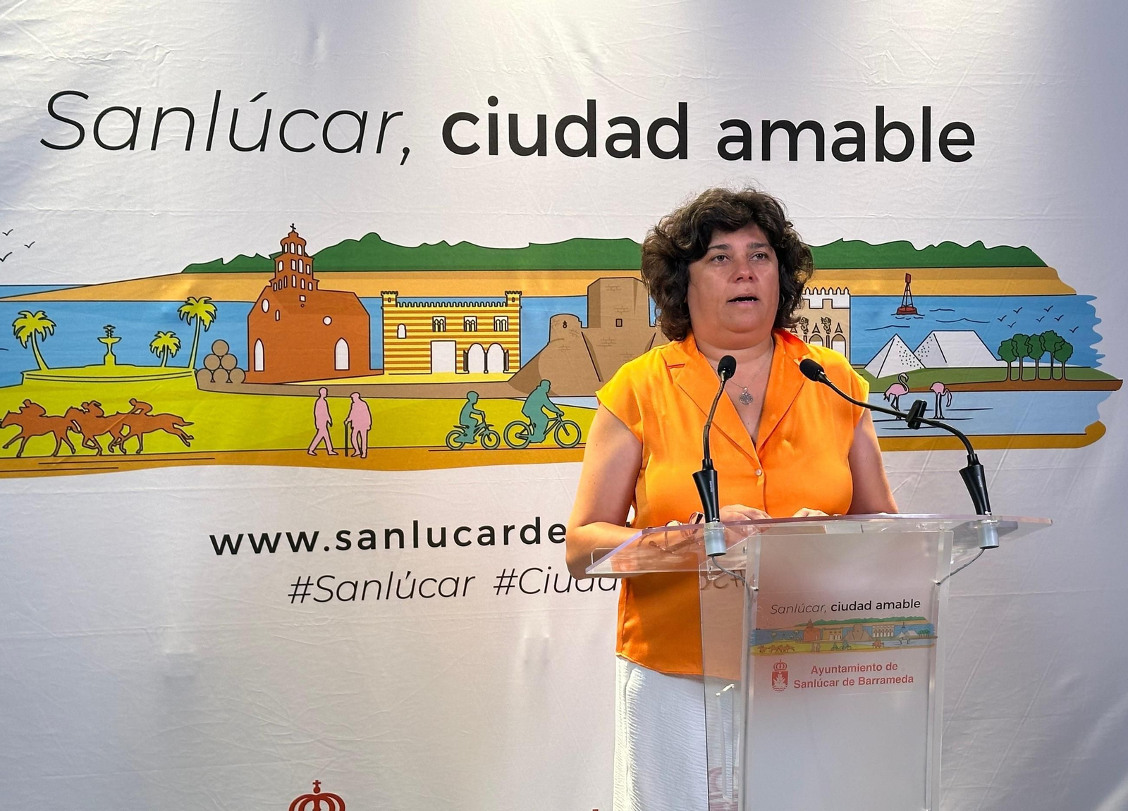 La alcaldesa de Sanlúcar explica el gasto para nuevos camiones de recogida de residuos sólidos urbanos.