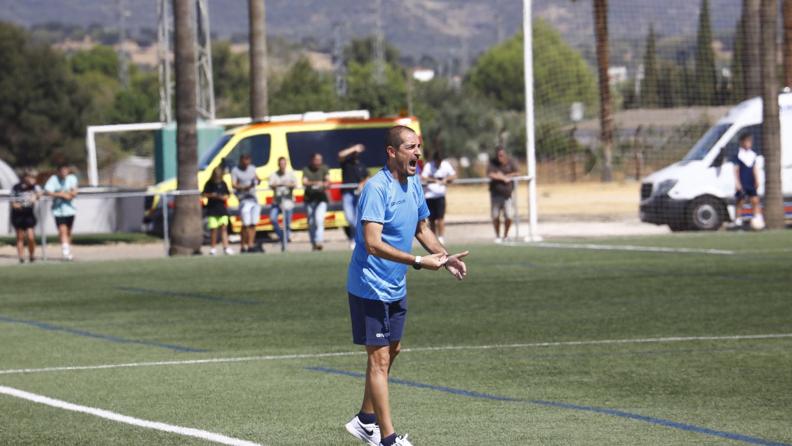 Diego Caro da órdenes durante un partido del Córdoba B.