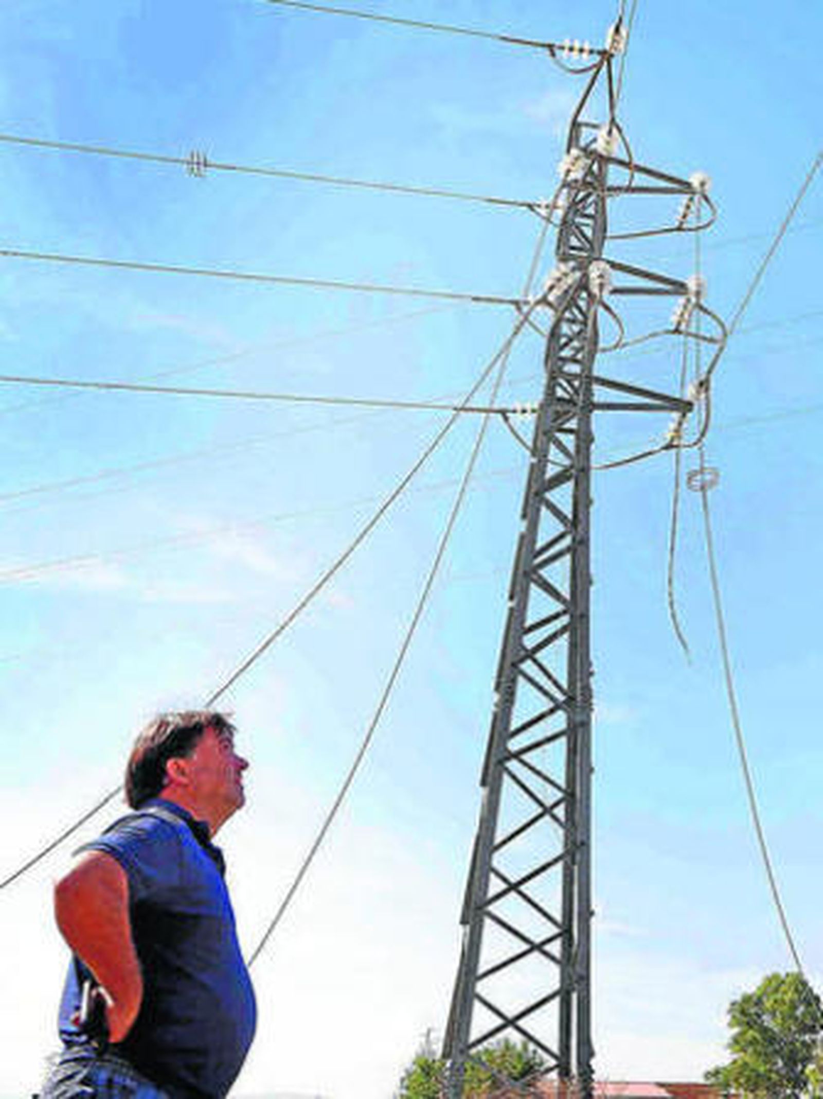 Cables rotos cuelgan de dos torres en Las Majadillas, ayer.