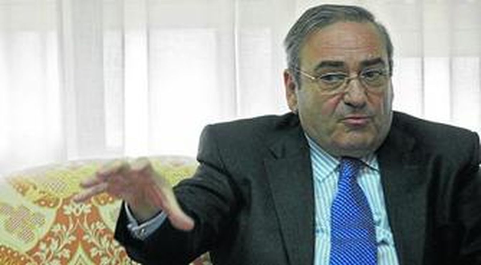 Antonio Grávalos, ayer en Cádiz, argumenta que antes de verano estará en funcionamiento la nueva terminal roro de Acciona Trasmediterránea.