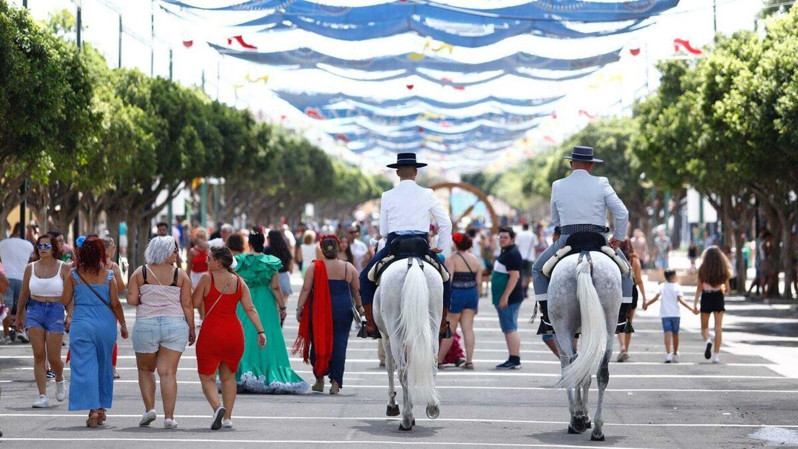Una de las calles del Cortijo de Torres durante la Feria de día.