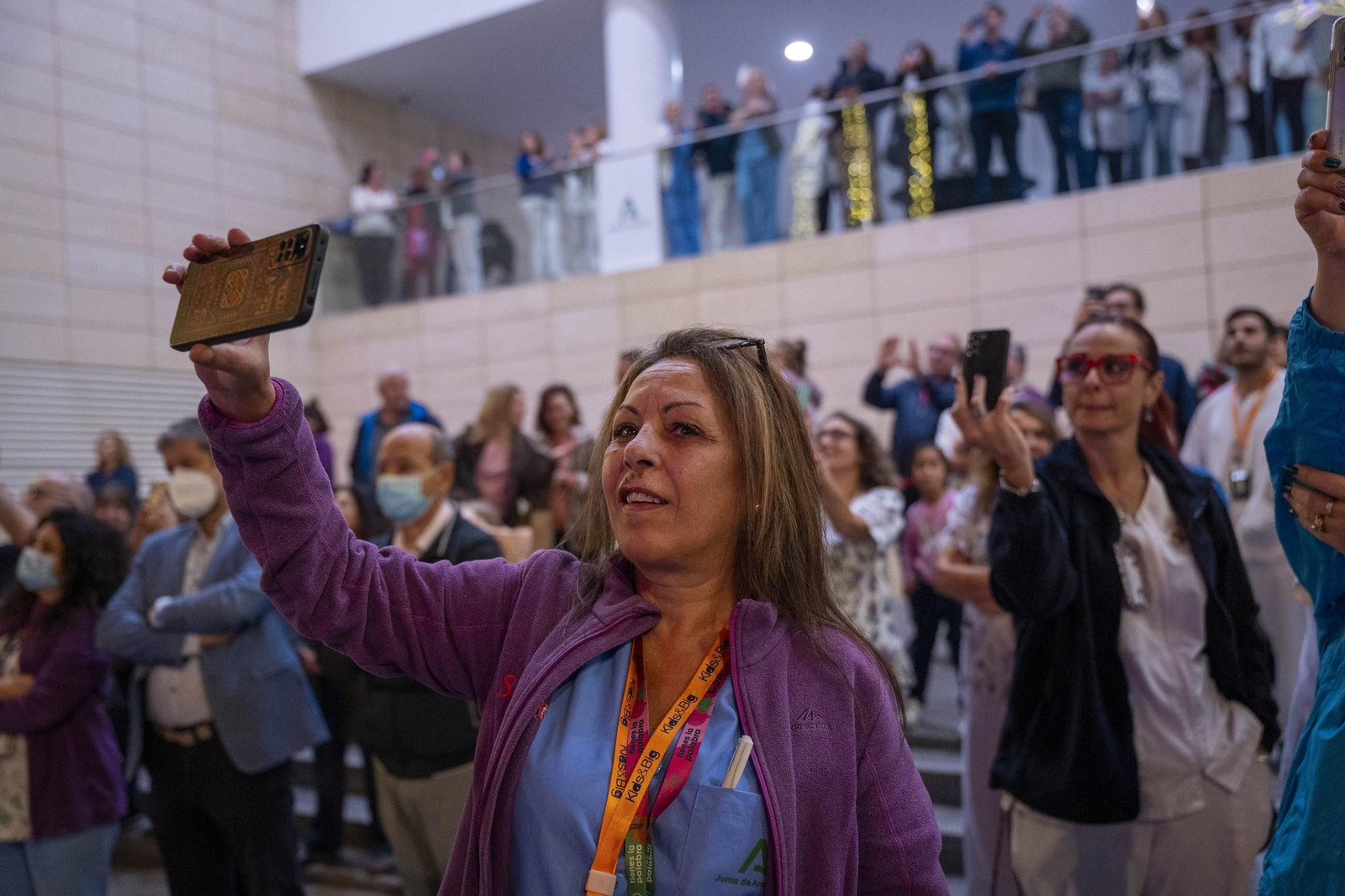 El encendido del alumbrado navideño del Hospital Universitario Torrecárdenas, en imágenes