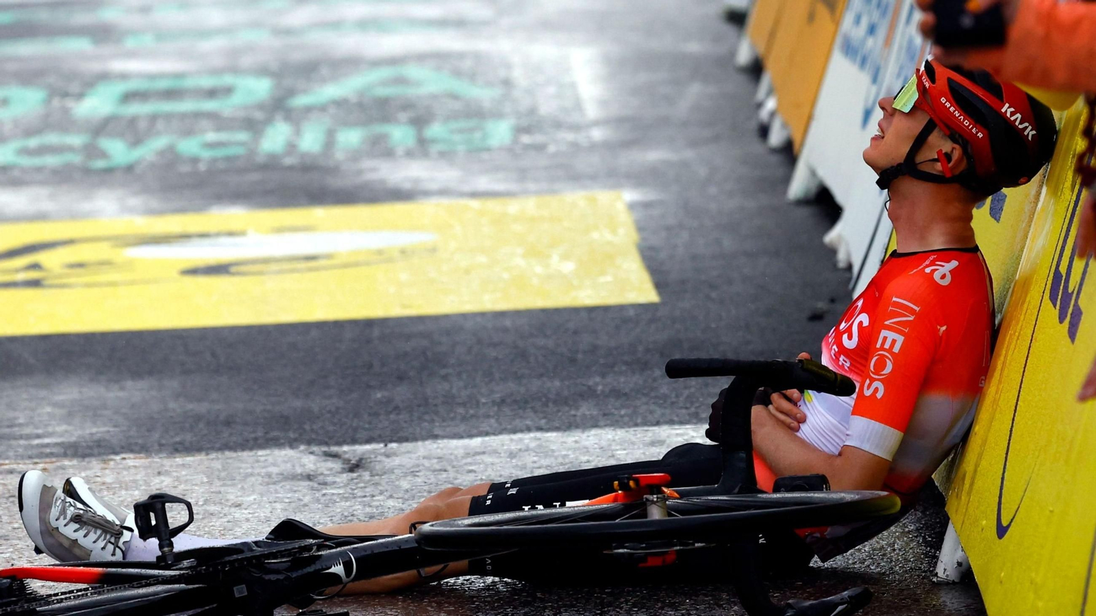 Thymen Arensman acaba exhauto tras lograr la victoria en la etapa número 19 del Tour de Francia