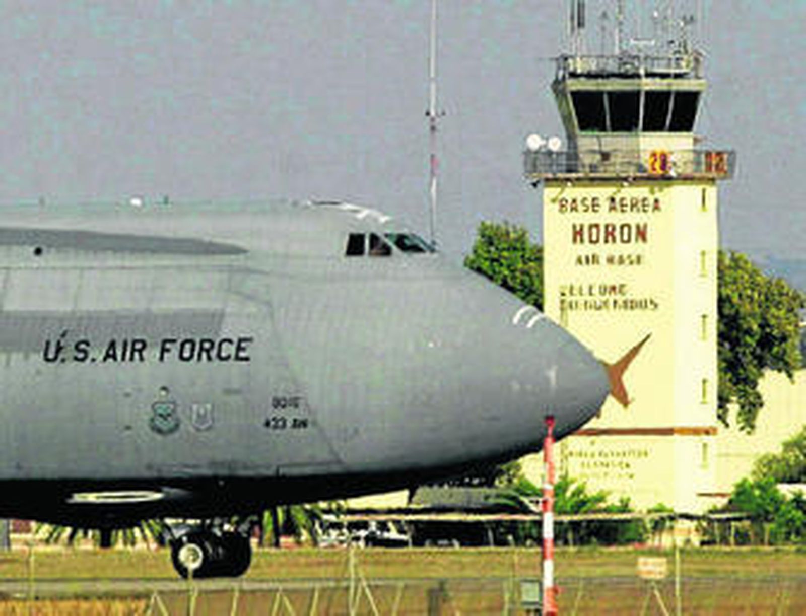 Un avión norteamericano toma tierra en la base aérea de Morón.