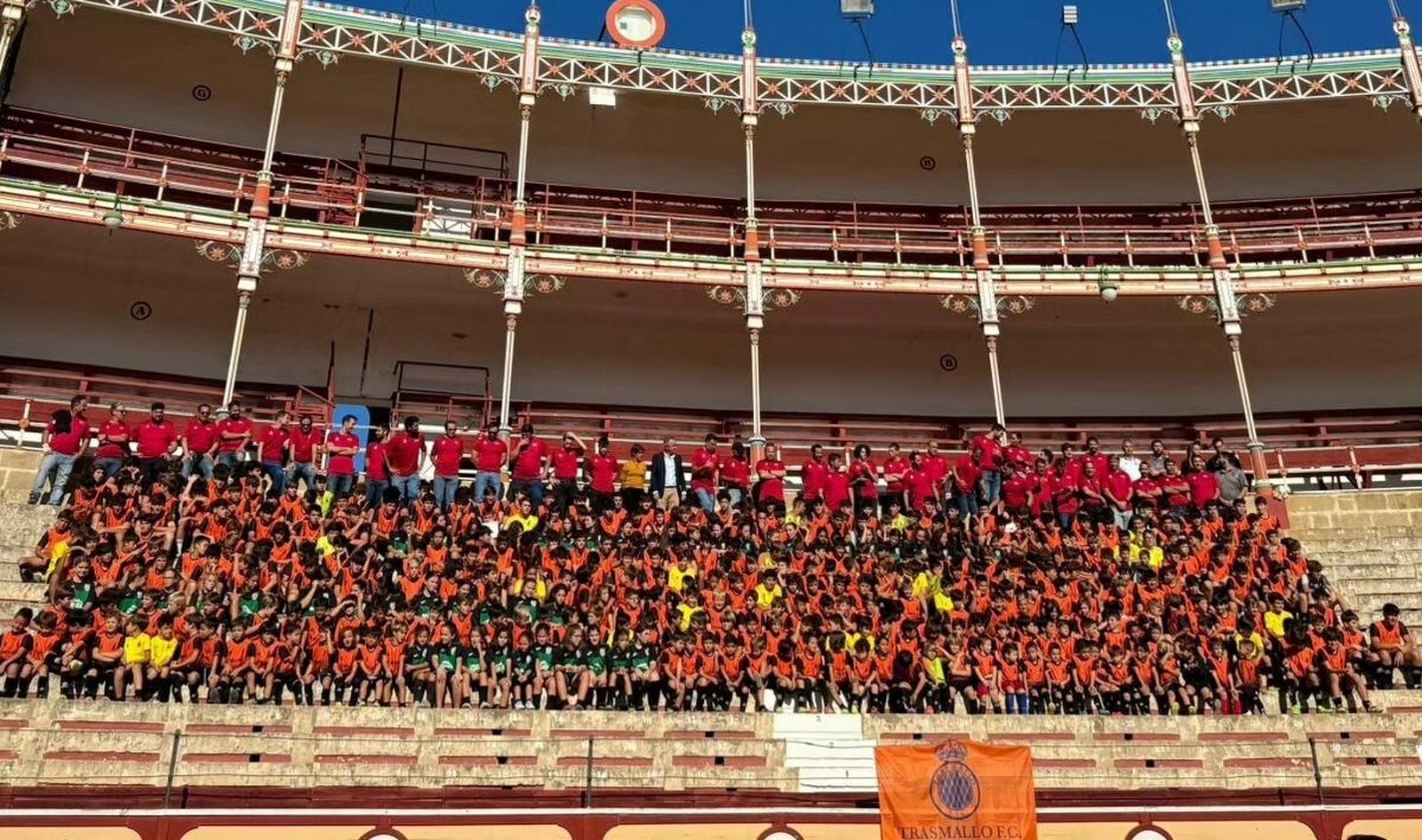 Una imagen de los equipos del Trasmallo F. C. y el CD Doña Blanca femenino, en la Plaza de Toros.