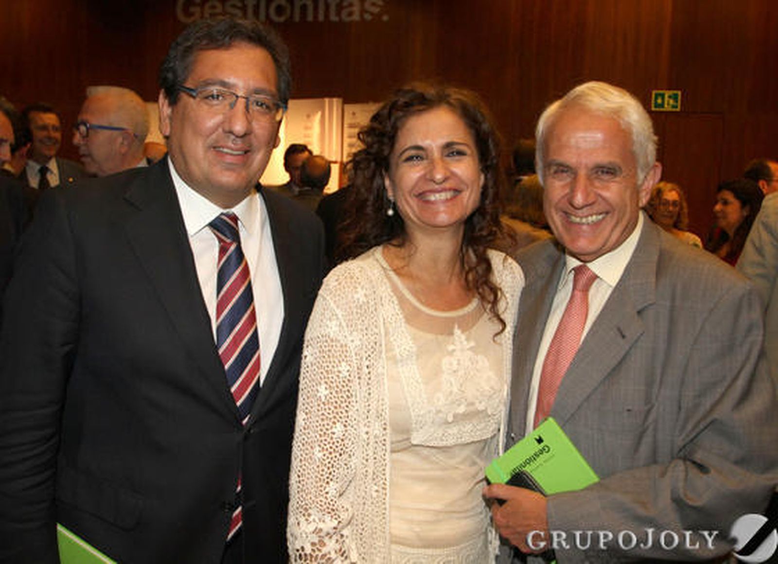 Antonio Pulido, presidente de la Fundación Cajasol; María Jesús Montero; y Antonio Pascual, presidente de la Fundación Sevillana Endesa.

Foto: Belen Vargas/Juan Carlos Vazquez/Manuel Gomez
