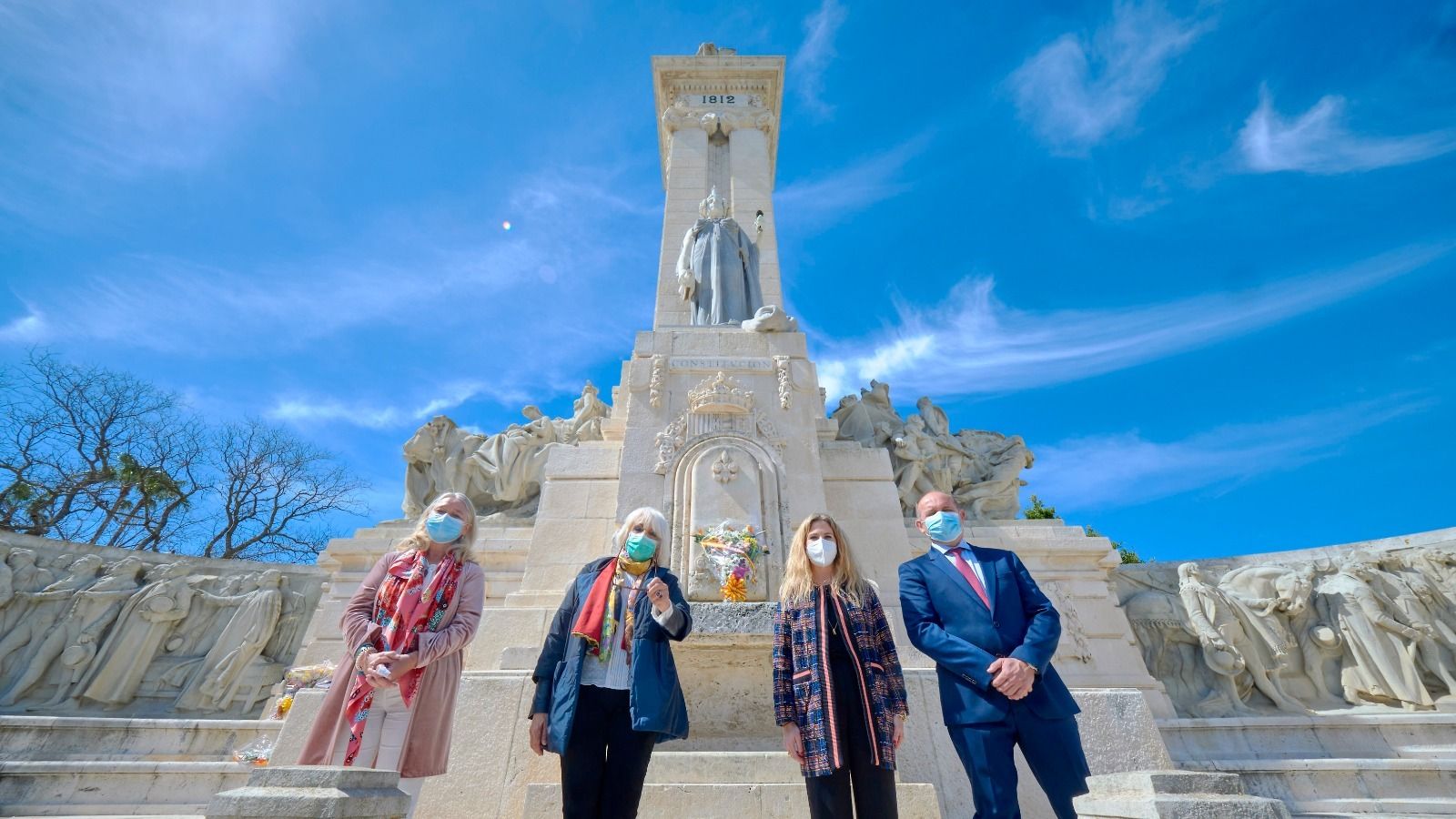 Mercedes Colombo, Teófila Martínez, Ana Mestre y Juancho Ortiz, en el acto del PP en el Monumento a Las Cortes.