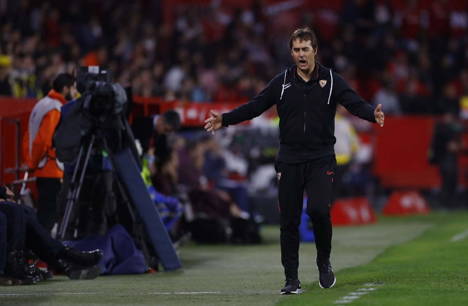 Lopetegui, muy expresivo lamentando un acción del juego del Sevilla.