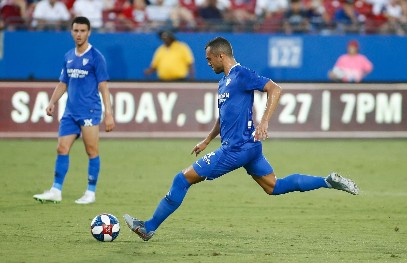 Joan Jordán se dispone a lanzar un libre directo.