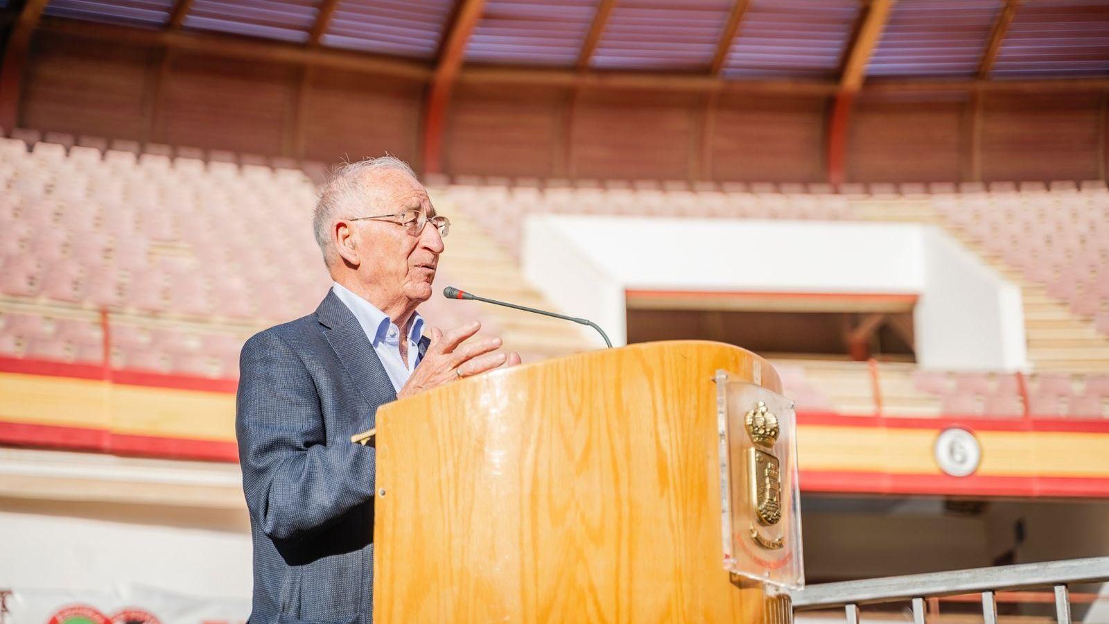 El alcalde de Roquetas de Mar, Gabriel Amat, durante su intervención en la clausura del curso.