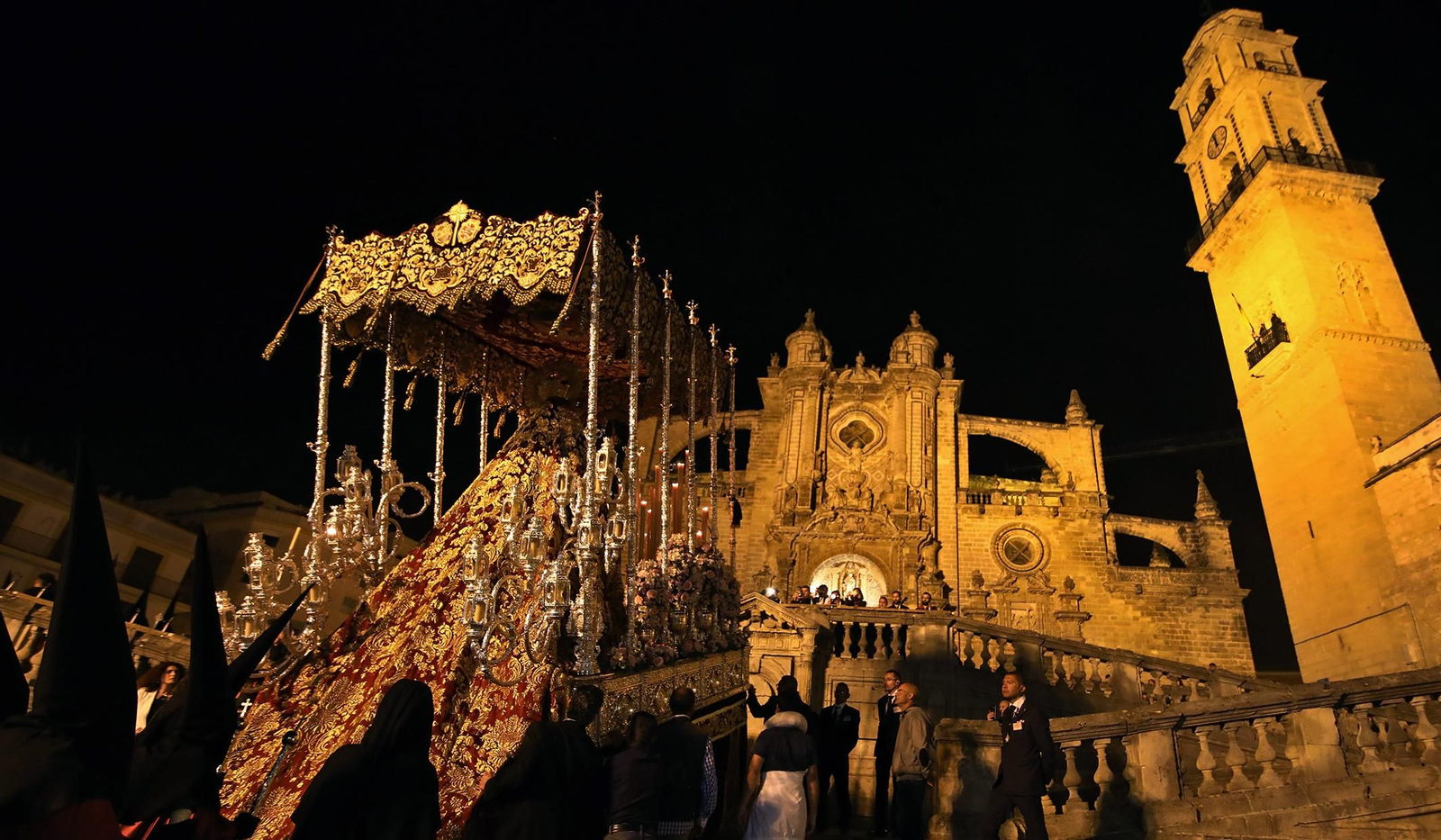 Espectacular recogida de la hermandad de La Viga en la catedral