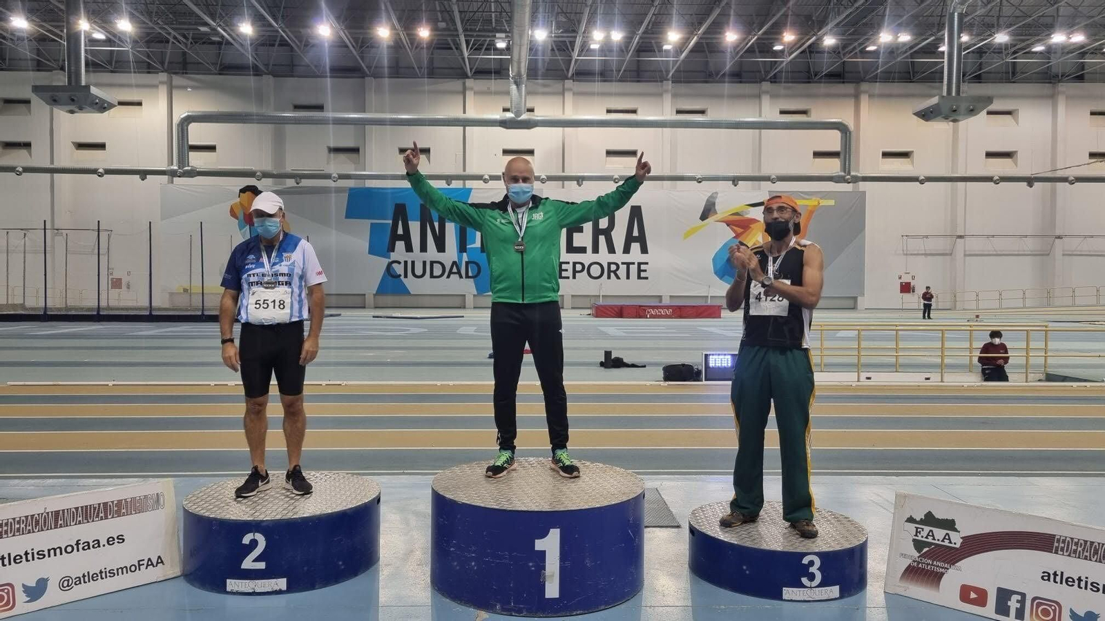 Luis María García celebra su oro en el podio