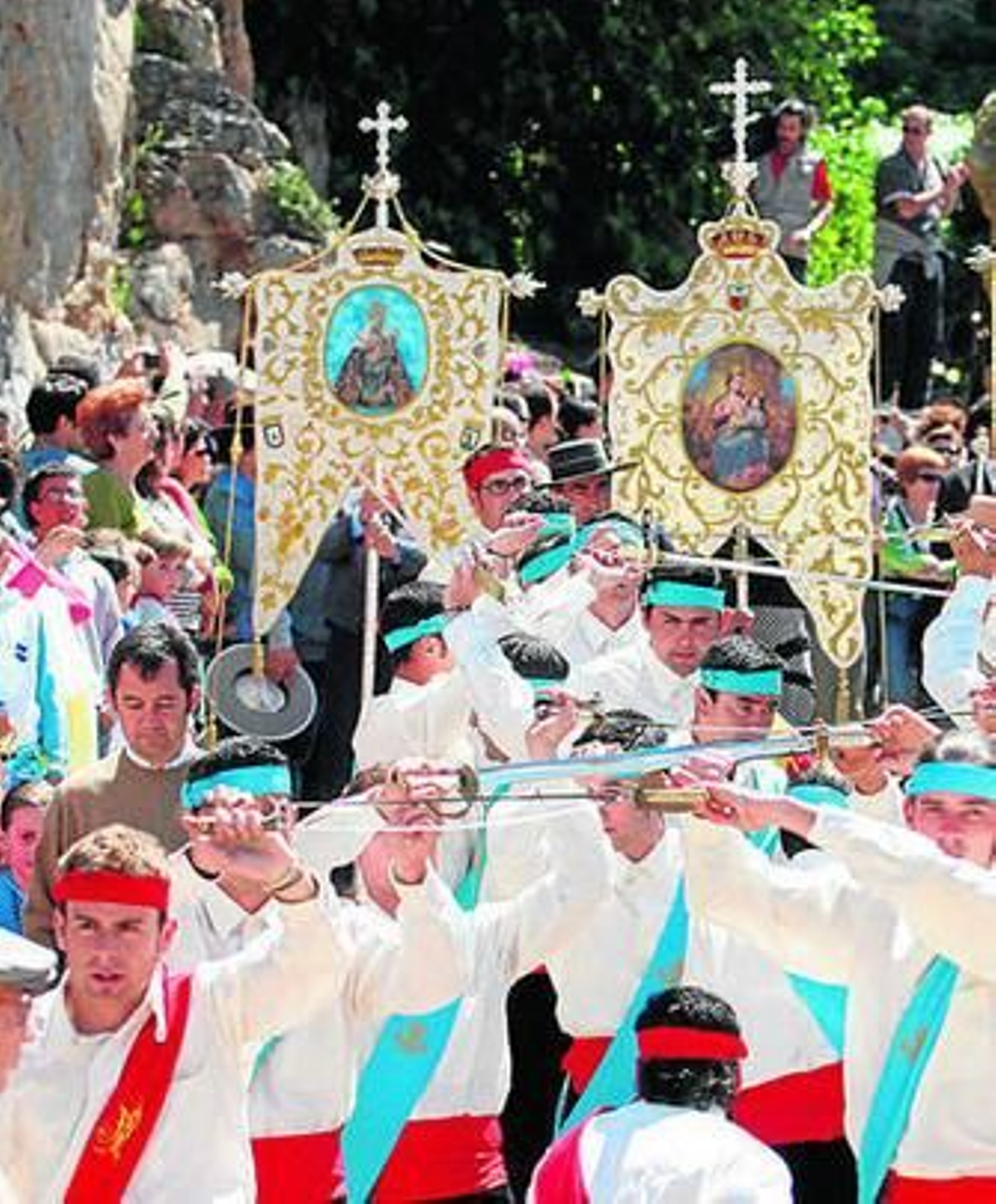 La danza de las espadas, durante la procesión.