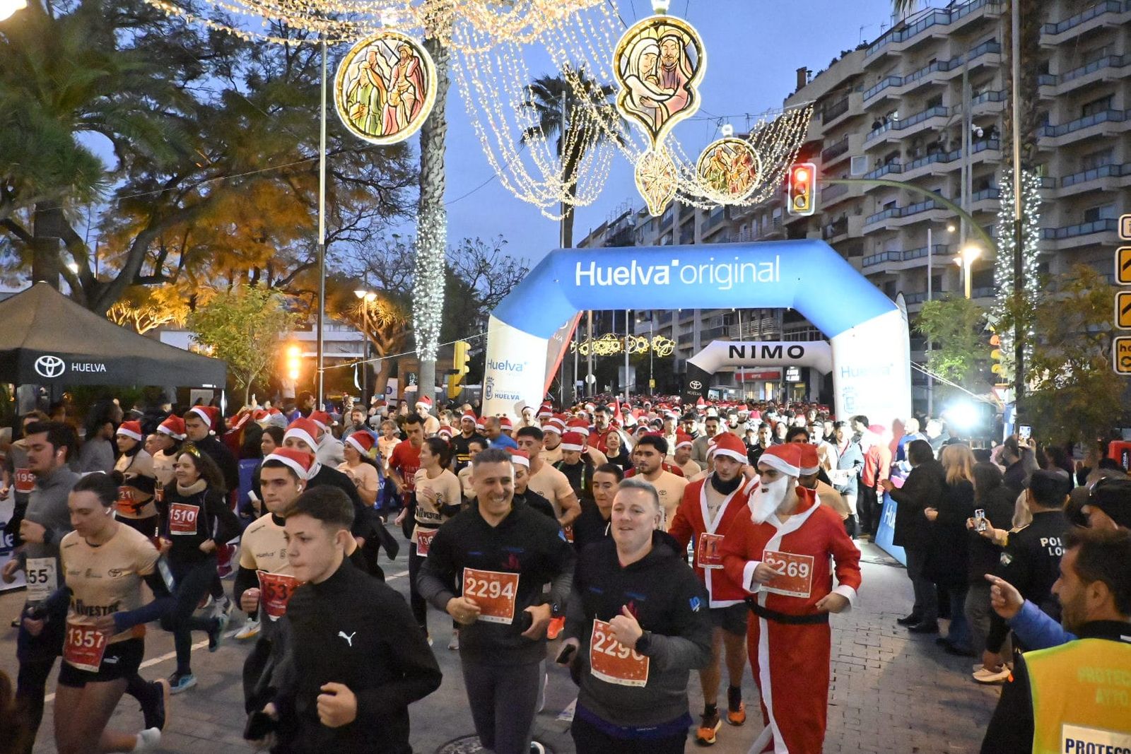 Los corredores toman la salida de la San Silvestre.