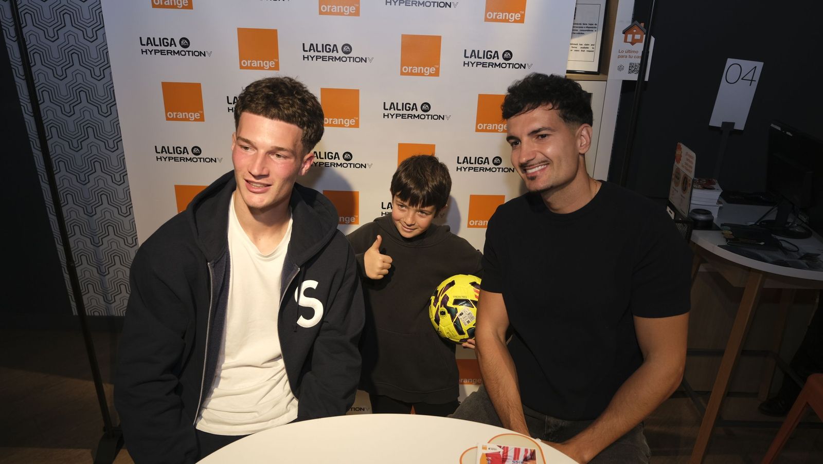 Búscate en las fotos de la firma de los jugadores de la U.D. Almería en la tienda Orange