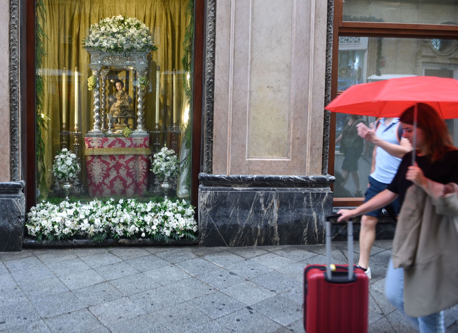Uno de los escaparates preparados para el Corpus de Sevilla bajo la lluvia.