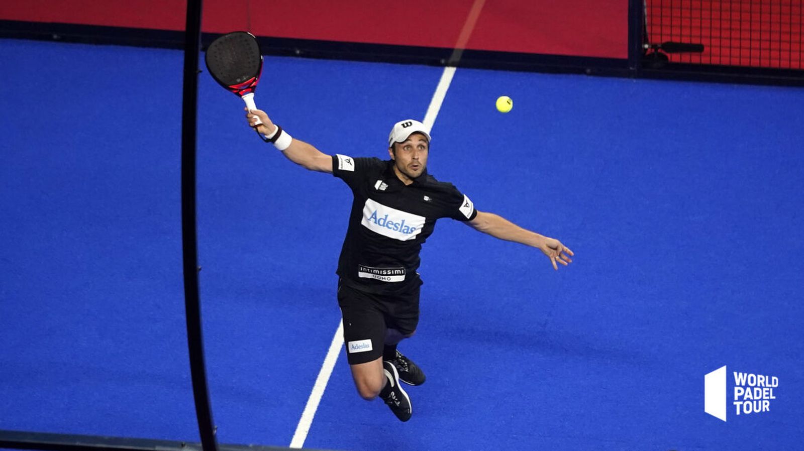 Bela hace una bandeja en un partido en Santander.