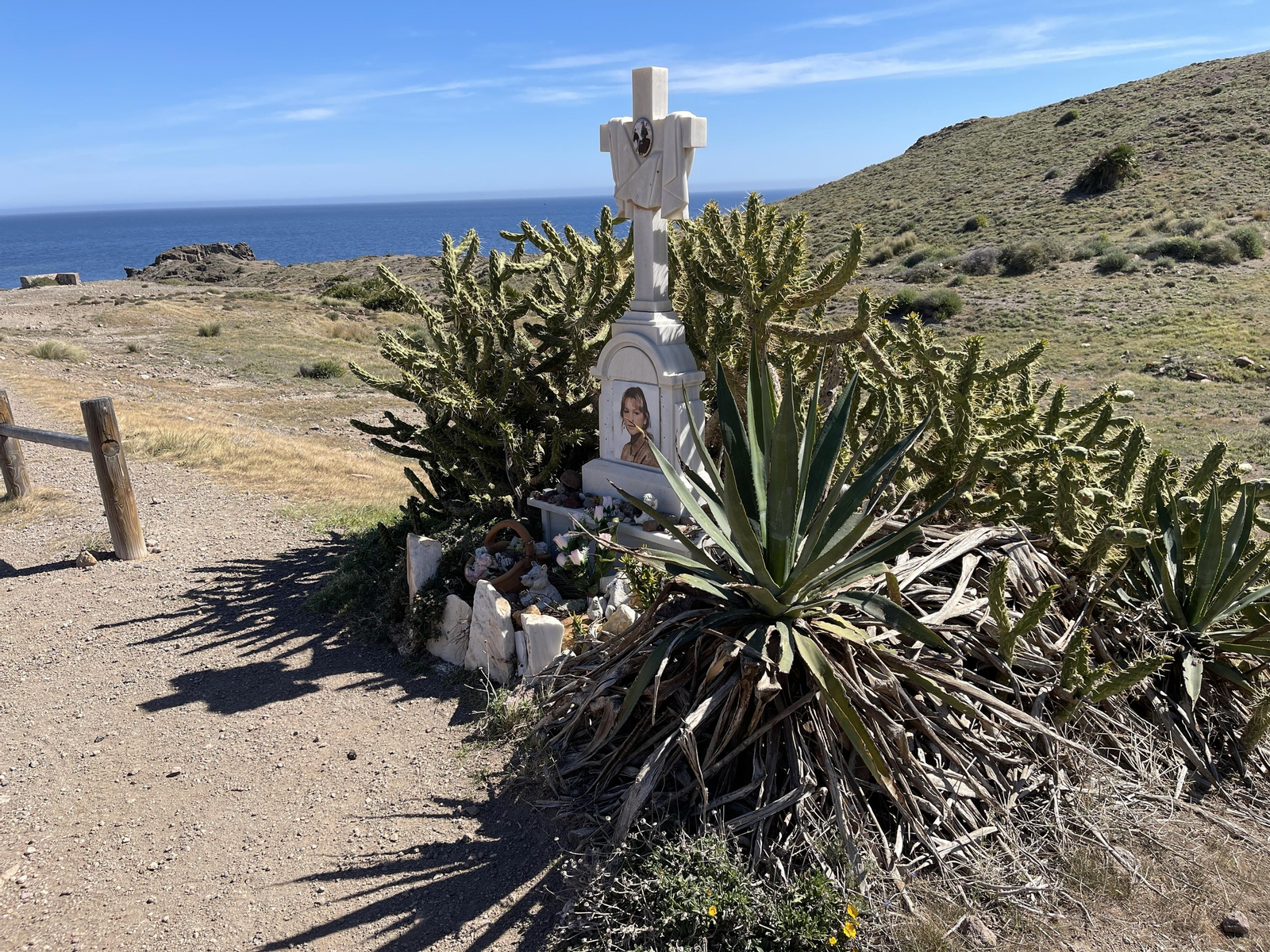 Un monumento funerario en medio del camino