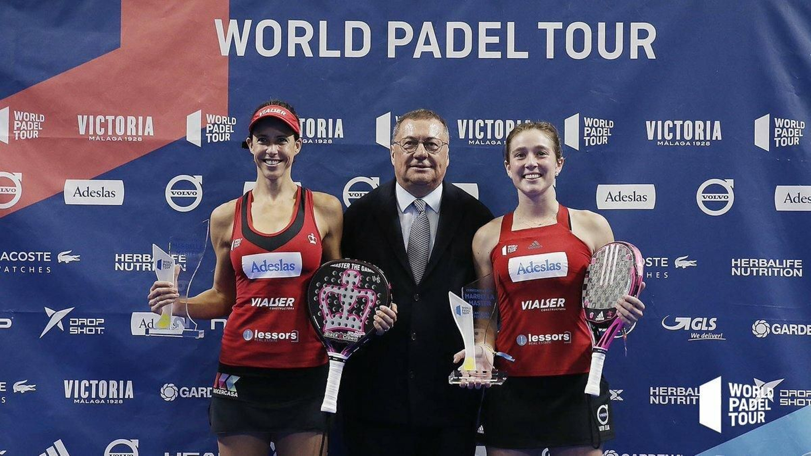 Marta Marrero y Marta Ortega posan con el título de campeonas.