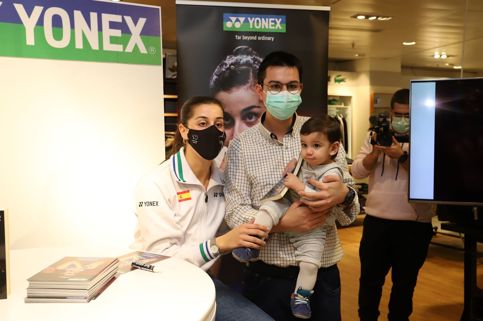 Huelva 2021: Carolina Marín firma autógrafos en el Corte Inglés de Huelva durante el Mundial de Bádminton