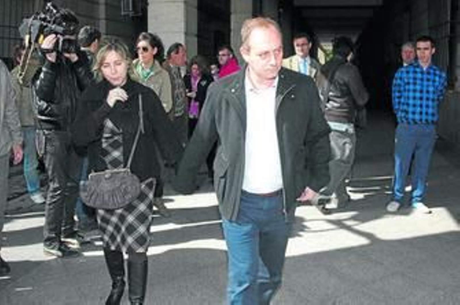 Eva Casanueva y Antonio del Castillo salen del juzgado, ayer por la mañana.